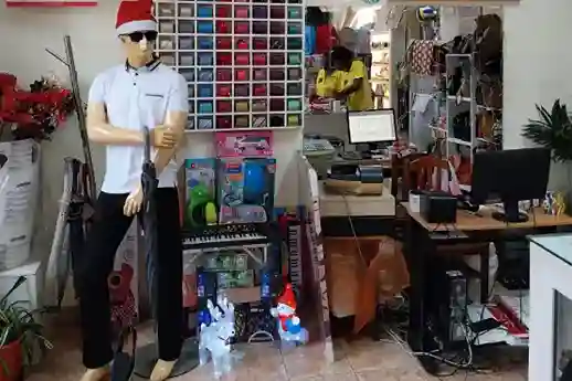 Equipa J Modas Unipessoal atendendo clientes em São Tomé