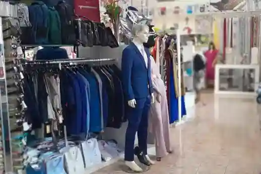 Variedade de vestuário pronto a vestir para adultos e crianças